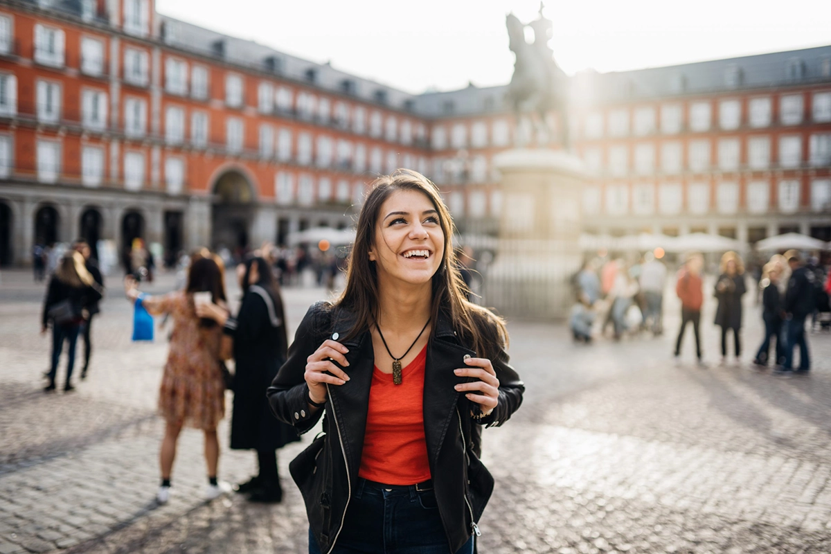 Joven viviendo una experiencia universitaria internacional