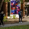 Estudiantes y docentes ingresando a un salón de una universidad