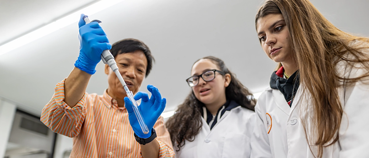 Estudiantes y un profesor en medio de una clase de ciencias