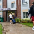 Estudiantes y docentes ingresando a un salón de una universidad