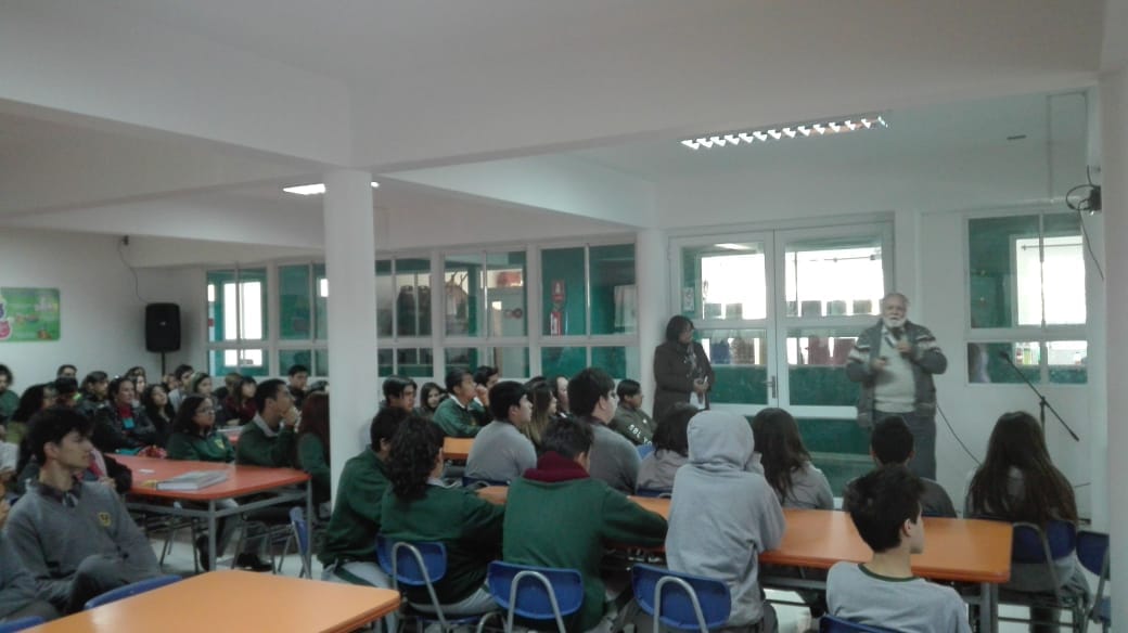 charla sobre VIH en Colegio Carlomagno