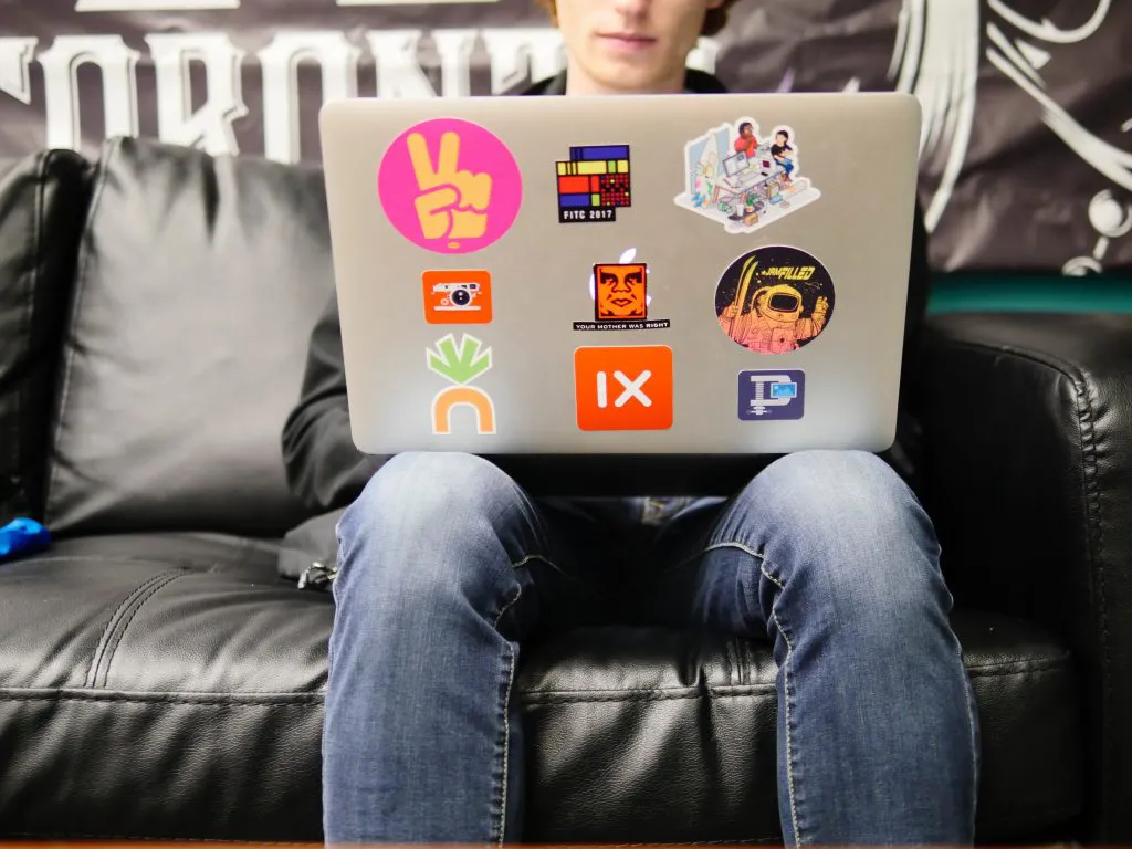 estudiante en el computador, universidad, unab, explora unab