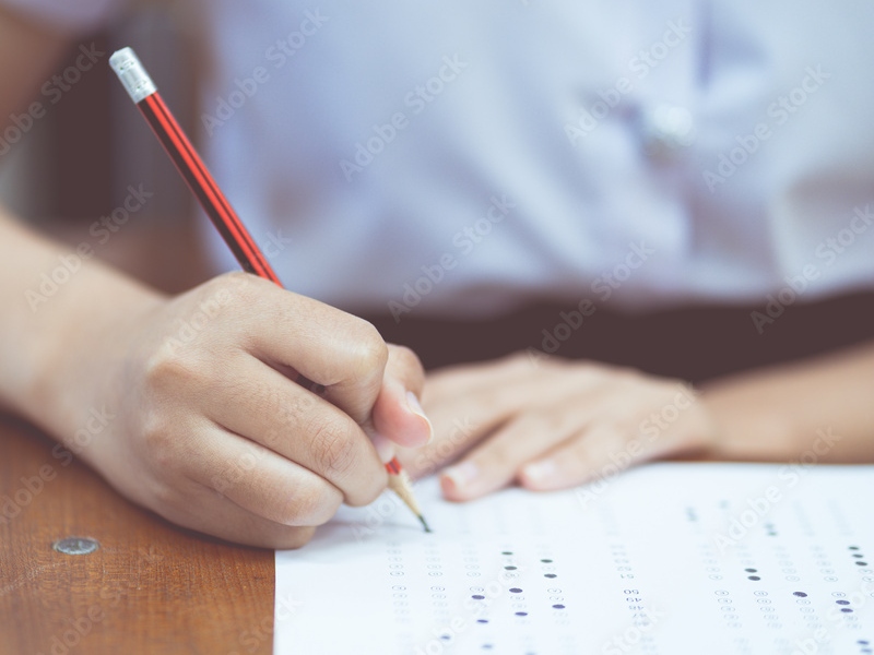 Futuro alumno universitario realizando prueba luego de inscripción PAES.