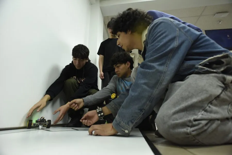 2°-Interescolar-de-Robotica-e-IA-Stgo-Campus-Antonio-Varas-89-900×601