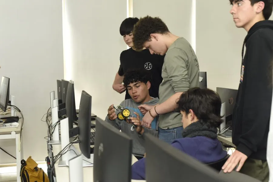 2°-Interescolar-de-Robotica-e-IA-Stgo-Campus-Antonio-Varas-82-900×601