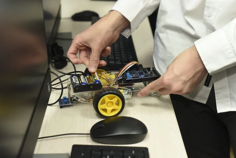 2°-Interescolar-de-Robotica-e-IA-Stgo-Campus-Antonio-Varas-78-900×601