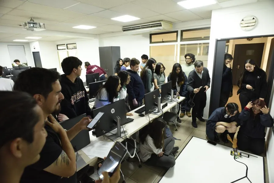 2°-Interescolar-de-Robotica-e-IA-Stgo-Campus-Antonio-Varas-74-900×601